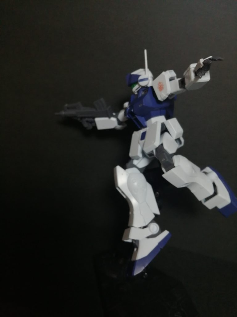 横から敵機とすれ違いつつ撃ってる様にも見える