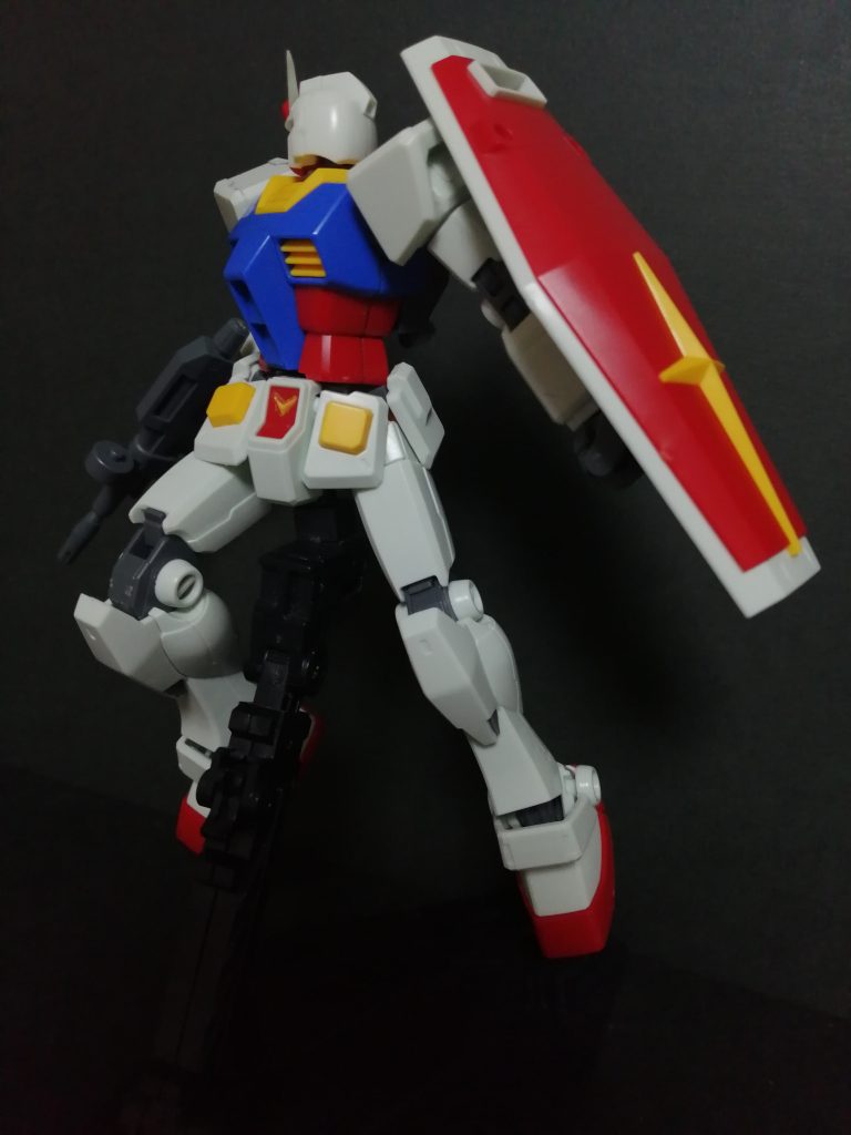 胴体をひねり首を回すとだいぶイメージが変わります