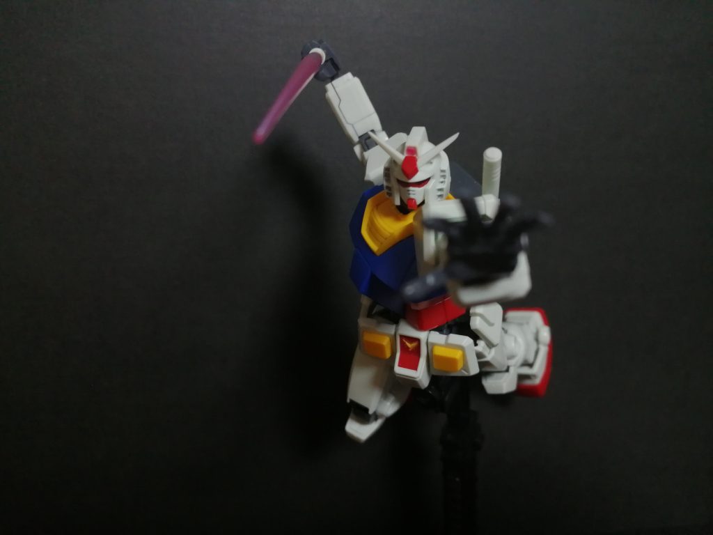 正面から飛びかかるポーズはジムの表情付き左手が輝く