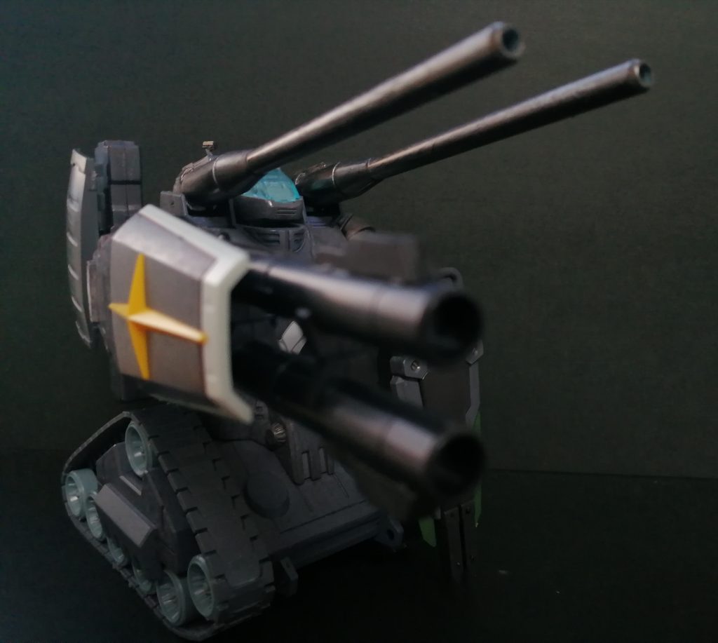 全身ガンダムマーカー塗りです本体はグレーと一部メカグレー車輪は挫折キャノンや左肩はガンメタリックで塗装