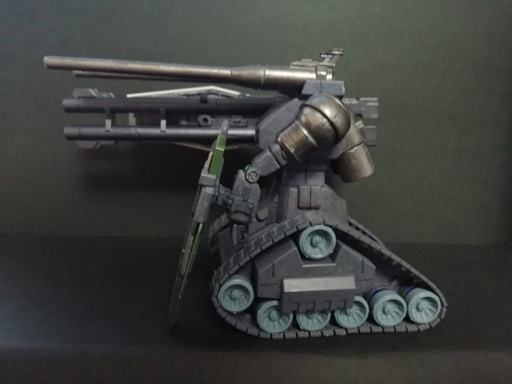 左から腕をジムを改造した際に残った物に変更シールドはジムストライカーから