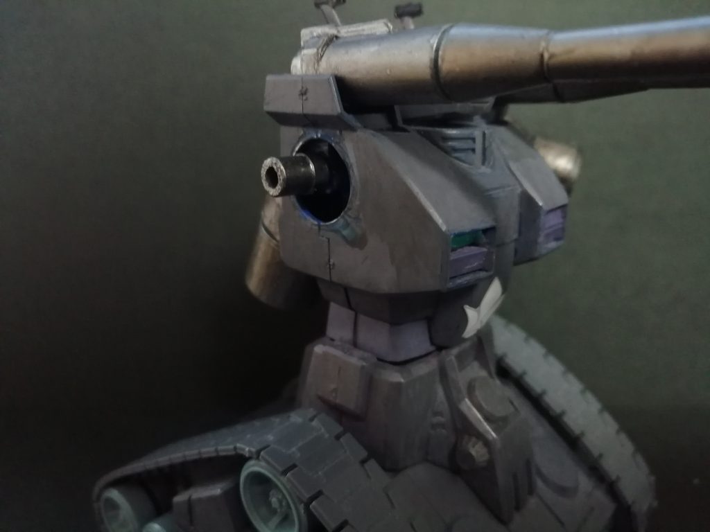 左腕30mmのオプションパーツセットのジョイントを使用3ミリ穴なので様々な武装に変更できます見えにくいですが右ダクトをセンサーにしていますジムのカメラのランナーを切って作成