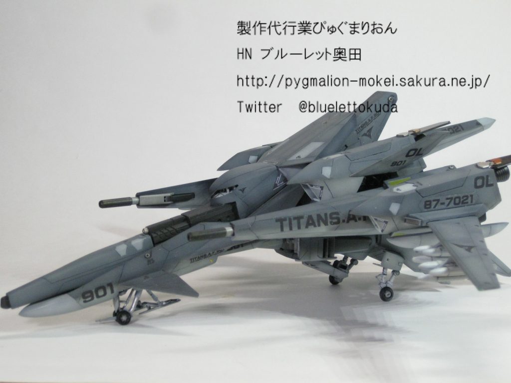 頭にオリジナルのビームスマートガンをかぶせただけなのですが、ギャプランのシルエットがいい感じに無くなったため、「マクロス」とか「エースコンバット」とか言われます。ガンサイトはモノアイ仕様。左右に可動します。