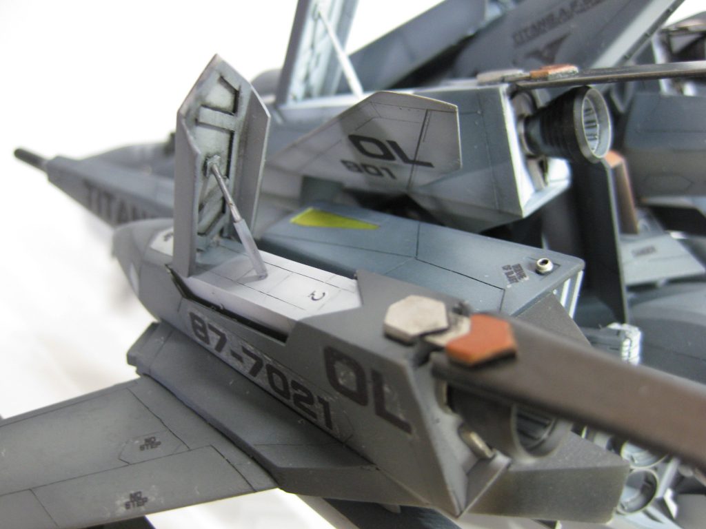 エアブレーキも差し替えで展開。ポロポロとれるのでこちらもストレスでしかないのですが・・・。