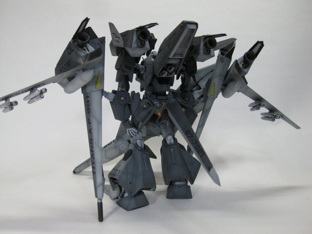 背面。テイルレーダーもオリジナルのものを追加。ドロップタンクも一応着脱できます。