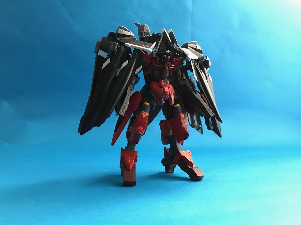 スケアクロウフォーム。遠近双方に対する防御特化の形態。スケアクロウの装甲そのものの堅牢さと、両肩・頭部3か所のセンサーシールドによる高い防御力を有する。所謂、