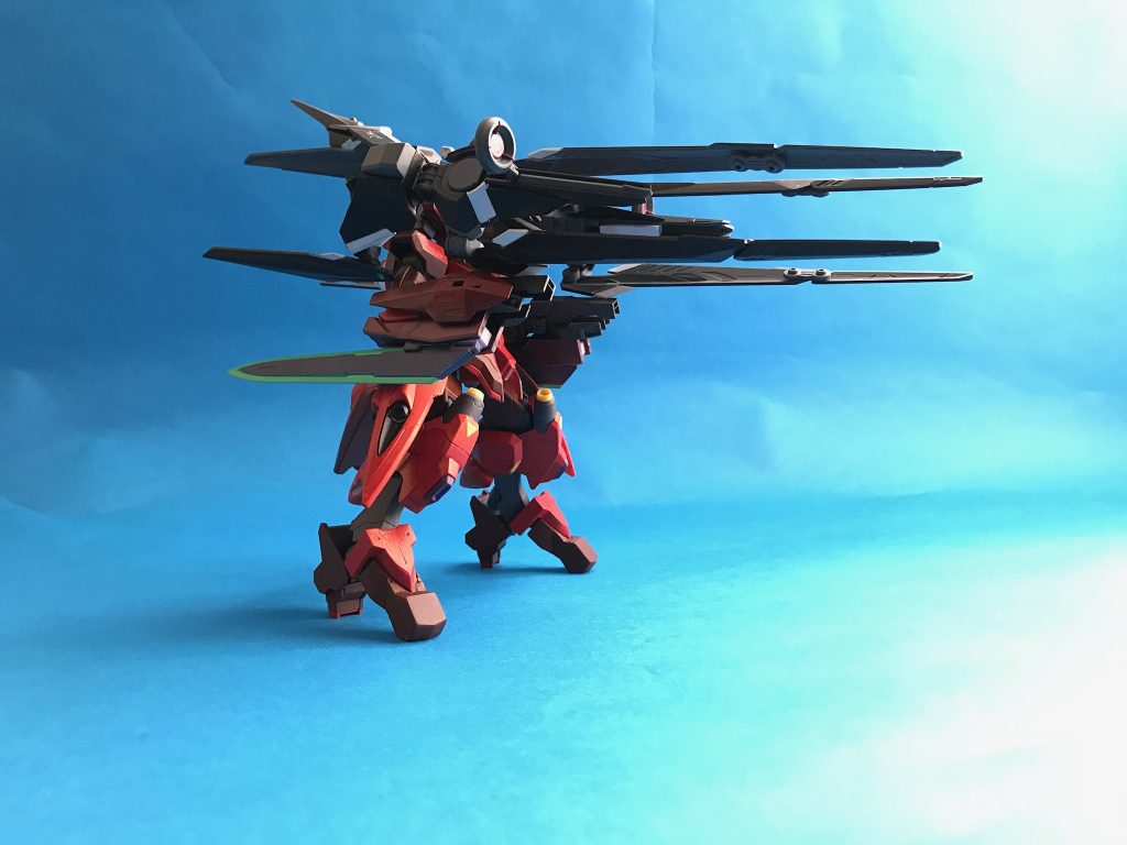 ピストラフォーム。遠距離攻撃用の形態。両肩、頭部3か所に装備されたセンサーシールドによって精密射撃を可能とする。ピストラ”銃”という名称ではあるが狙撃というよりも砲撃を目的とした装備である。