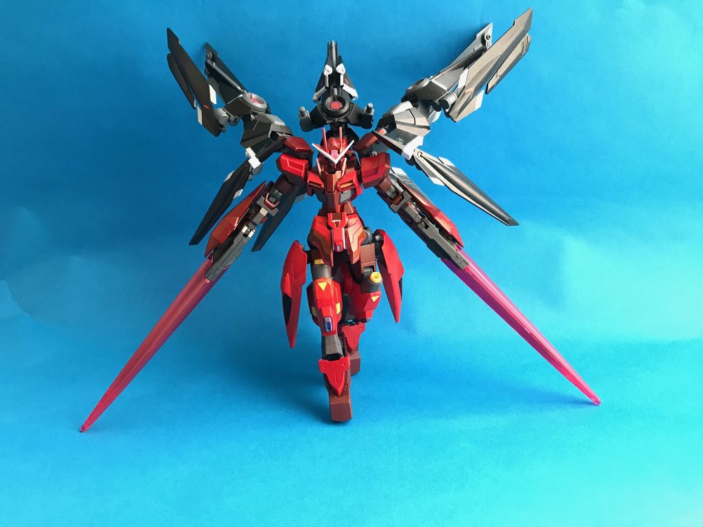 プルーマフォーム。近接・決戦特化の形態。両腕部GNソードカトラスをリライザーソードとして使用するにあたり、スケアクロウの翅”プルーマ”は不安定な粒子放出を制御するクラビカルアンテナとして機能する。ただし、原型であるトランザムライザーが行った「人々の思いをつなげる」という奇跡は発生しない、とのことだがそれが機体の仕様であるのか、パイロットの問題であるのかは不明である。