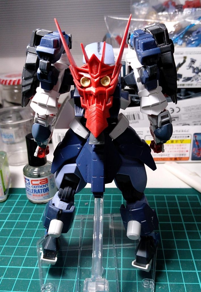 ジャンクで400円ほどだった戦国アストレイ頑駄無のパーツが大活躍w鬼面バックパック（名前は知らん）がケレン味の塊で最高です。肉抜き穴はパテで埋めて、角はシャープに。下部に大型バーニアも仕込みました。肘装甲はダンタリオンやオリジンガンキャノンから。