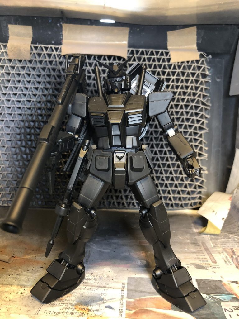 合わせ目消しが終わっての黒サフ状態です。関節部はサフ吹き忘れ(-_-;)