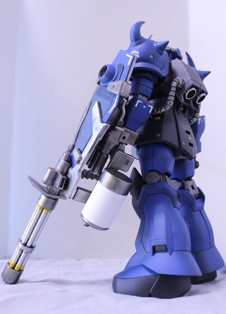 本体色の青だけだと少し寂しかったので、ツノ、手、足、盾に白で装飾を施しています。