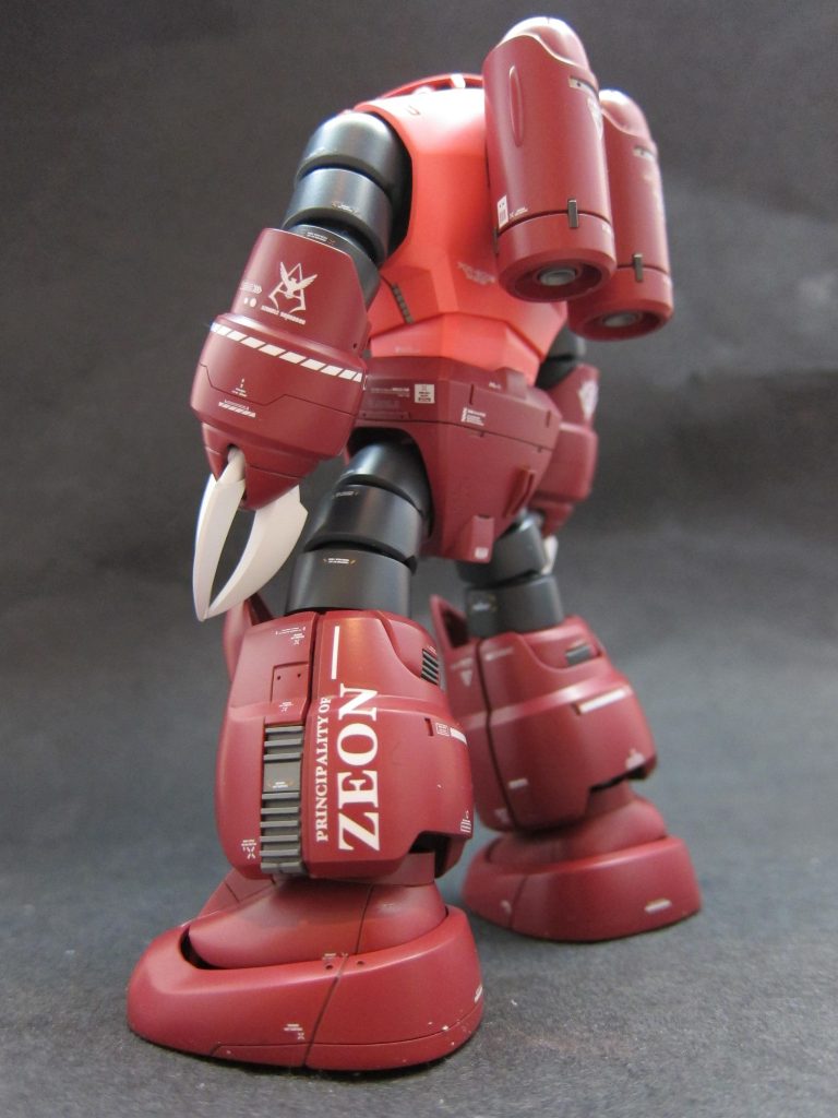 ＲＧズゴックの脚にあるインテーク？を意識してプラ板で作成しました。足首も可動出来るように改造しました。デカールもうまく貼れたと思います。