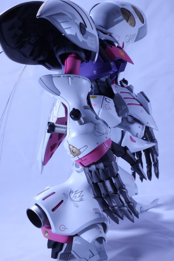 触ると取れる、主張しまくりの腕のコイルは、モールドパーツにプラ棒くっつけて細いハンダ線を巻いたもの。くるぶしバーニアはEx-Sの余りもので、ブルメタはゴールドに置換してます。