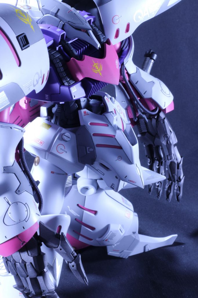 ディテールアップする技術なんかないのに面がデカくてデカくてデカールの選定には難儀しました。バインダーはかなり失敗したと感じます。次に生かせれば。以後、黒背景の写真となります。