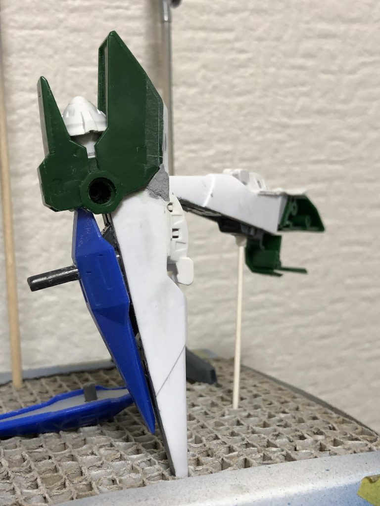 パーツはこのような構成になっています。デュナメスのバーニアの基部をオーライザーの左右両脇に移植デュナメスのバーニアにエクシアのGNドライヴを削って挿入、外側に3mm穴を開けてボールデンアームアームズの受け側パーツを挿入ダブルエックスのリフレクター基部にボールデンアームアームズのボールジョイントを接着シグーのバックパックのパーツをそれっぽく削り、上にダブルエックスの脚部パーツを接着裏面にエクシアのシールドの裏面パーツを削って接着エクシアのシールドの中央にオーライザーのビームマシンガンの銃口を接着エクシアのシールドの3mm穴に付くよう、オーライザーのGNミサイルランチャーに3mm軸と3mm穴を追加し、裏面をプラ板で塞ぐ隙間をパテで埋めて完成