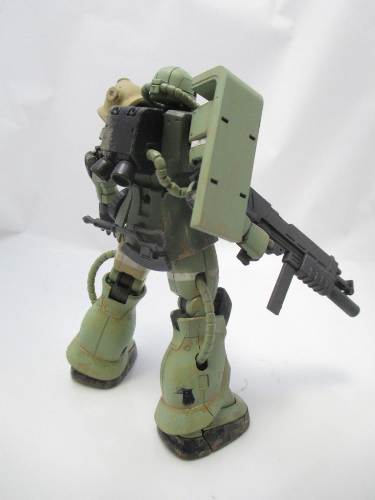 マシンガンはHGUCザク改より流用しています左肩アーマーはスパイクを切断した後30MM用のジョイントカバーを付けてあります