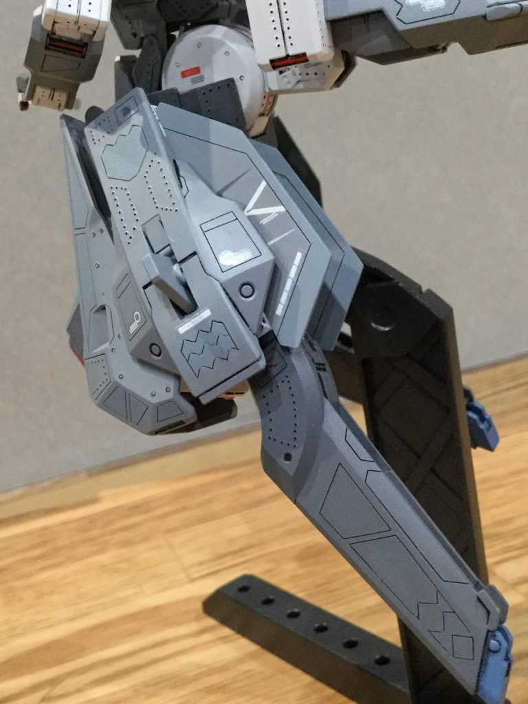 リベットを入れまくり、ギザギザのスジボリを入れたらそれっぽく見えたので満足です。