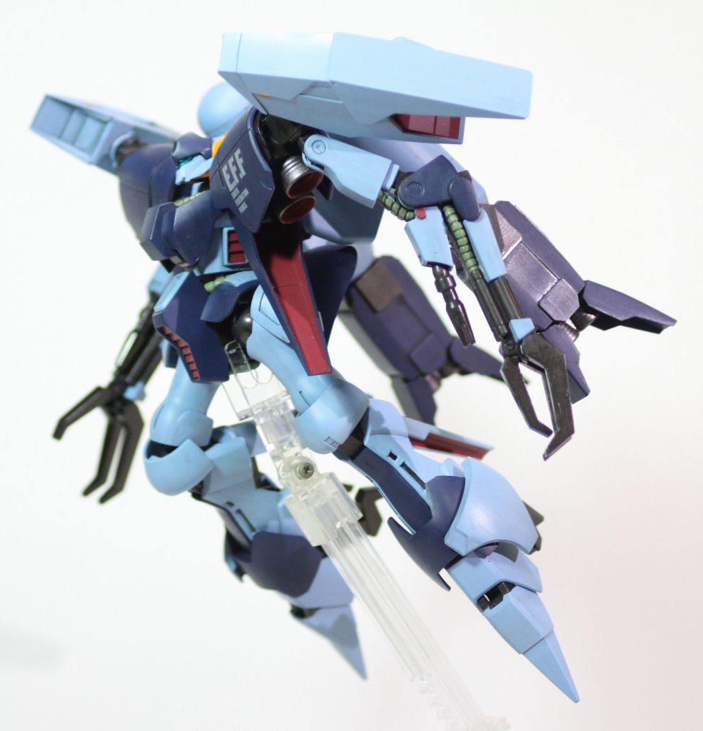 バイアラン、翔ぶ■仕上げなど墨入れ、汚しはタミヤエナメル（艶消し黒）を使ってしまいました。このバイアランでは幸い特にトラブルは出ませんでしたが、エナメルの溶剤はパーツが割れるなどのトラブルが出やすいとのことで（次に作ったやつでは関節部が割れた…orz）以降は可動部のある物には使わないことにしました。