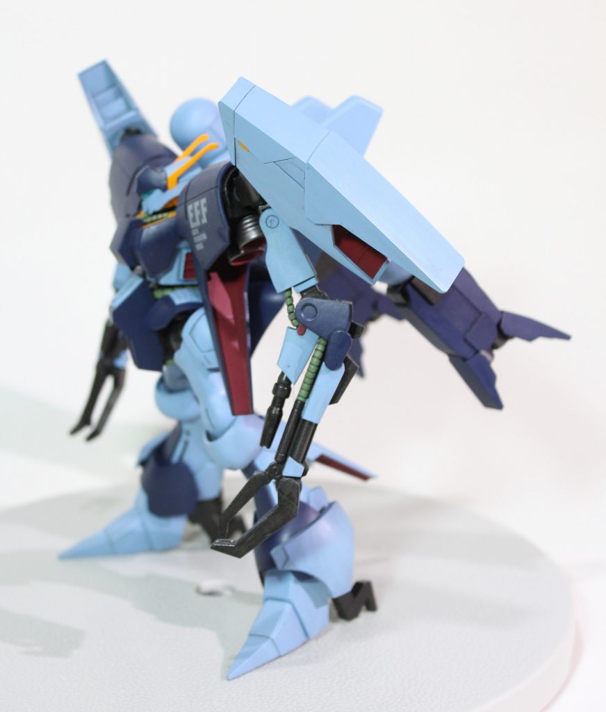 ■塗装インストを参考にクレオスのラッカーを調合。インストの色調より個人的な映像の印象優先で好みにより混色し所々変更。黄色部分は黄桃色アクセントとして強めになっていいかと。動力パイプ部は指定どうりの色味より全体的なまとまりの良さを意識して彩度高めなグリーンから彩度低めな地味目な色味にしました。