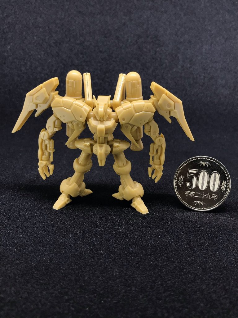 組み上げた直後の写真。500円玉と比較すると大きさが分かりますね。このサイズでこのディテールの細かさは凄いです。