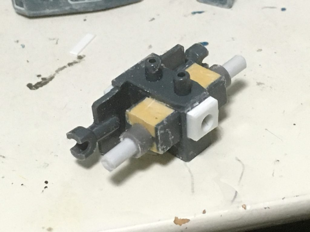 パテの整形が済んだ後は、3mmの穴を開け、ランナーを接着し、股関節パーツが奥まで行かないようにプラサポパーツを接着しておきます。また、本来セラヴィーⅡを独立させる計画じゃなくなったからか、スタンドと接続できる穴がないので、それができるように、安定して接続できるようプラ板を貼って3mmの穴を開けます。