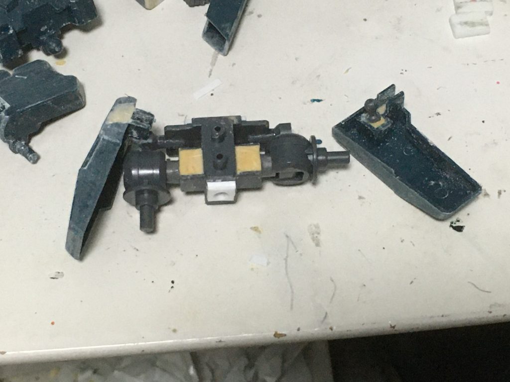 サイドスカートには、先程腰部と接着したジョイントパーツと同規格のパーツを接着します。これで変形時の接続、切り離しが自由になります。