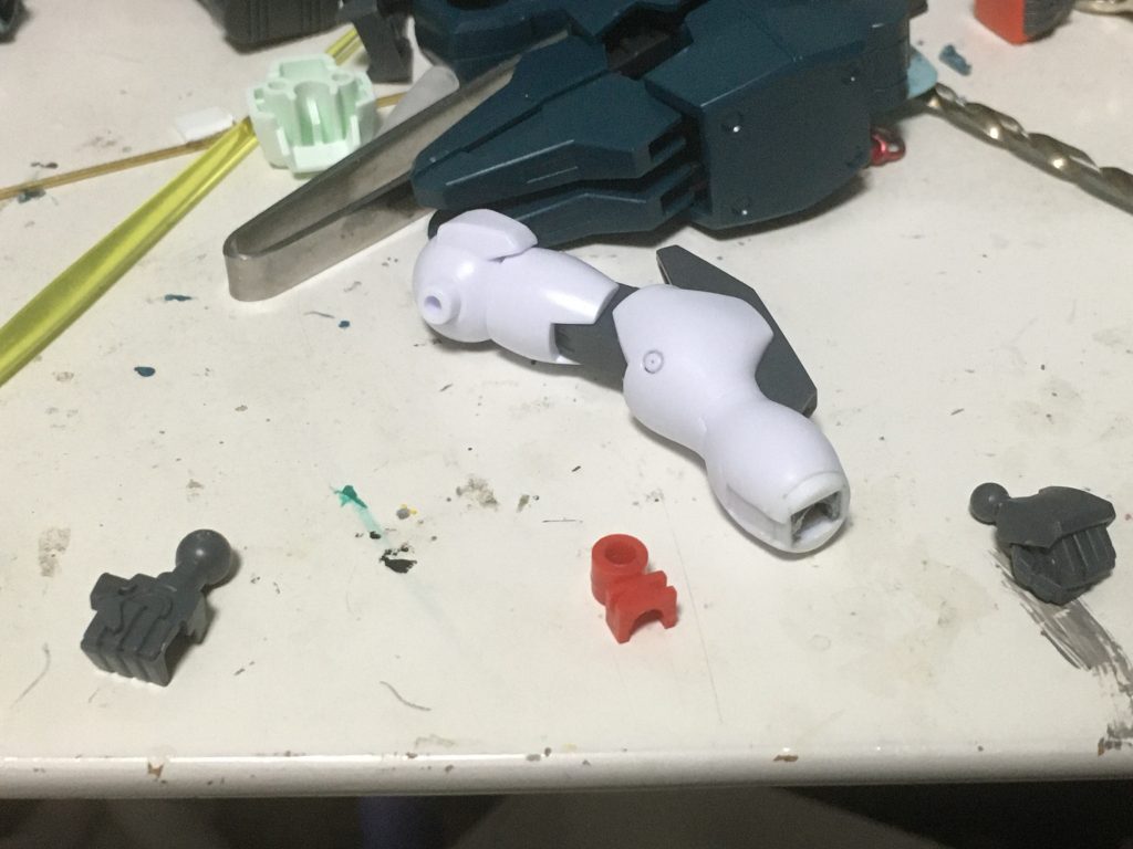 最後はラファエルのビルドハンズ接続の説明。見ての通り、ラファエルのハンドと、ビルドハンズのボールジョイントが違うため、写真のPC(赤の奴)を埋めれるようにします。まず、パーツ内にはPCを挟めるための穴があり、そこに3mmランナーを接着することで、ハンド用のPCを接続し、合わせ目を消すために接着。その後、PCがはみ出ているため、それを隠すために、写真では見づらいかもしれませんが、プラ板を貼り付けます。そしたら余分な部分は削り、ヤスリがけしておけば、ある程度整った前腕になり、様々な表情のビルドハンズが付け替えできます。ちなみに肘の部分のグレーのパーツは、後ハメ加工したおります。いかがだったでしょうか?私の制作方法で自分なりに作り上げ、図で皆様に理解していただけるよう、解説してみました。改造するのって楽しいですが、キットを分解したりするので、結構博打ですから、その一歩を踏み出すのって難しいですよね。今回は「セラヴィーⅡを作りたいけど、難しい」っという人向けに解説してみました。自分はあまりこういった魔改造ってあんまりしませんが、これからも魔改造した作品があった投稿し、解説しようかと思います。それでは皆さん、また次回に。