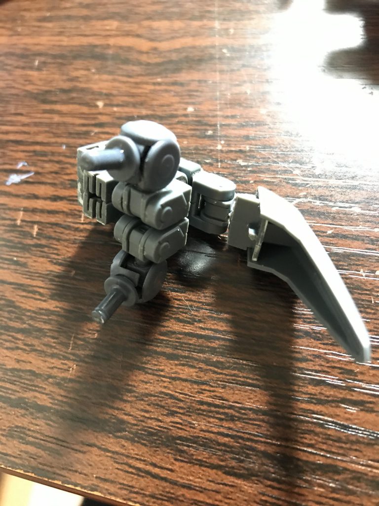 ここで現在制作中の部品を紹介。AGE2やZ系列の機体が行うような変形を可能とする汎用関節を製作しています。画像の物は股関節用の完成品(肉抜き処理前)。もともと弟からの依頼で作ったものなのですが、1個目は強度不足で失敗、2個目を弟に渡しました。失敗といいつつ、あくまで「変形できるようにする」ことに失敗してしまっただけなので普通の股関節に使う分には問題なし。