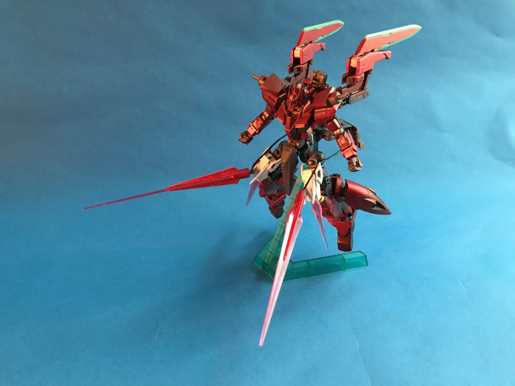 ライズハーケンは通電すると粘性を持つ特殊金属をケーブルに使用するため操縦技術さえ伴えば先端に搭載されたビーム発振機能と併せて高威力の武装となりうる。そのほか単純な打突兵器として使用したり、アンカーとして機体を地面に固定したり敵機の捕縛、スラスターを利用しない隠密性の高い移動手段として利用など、様々な戦術に対応する高い柔軟性をもつ。