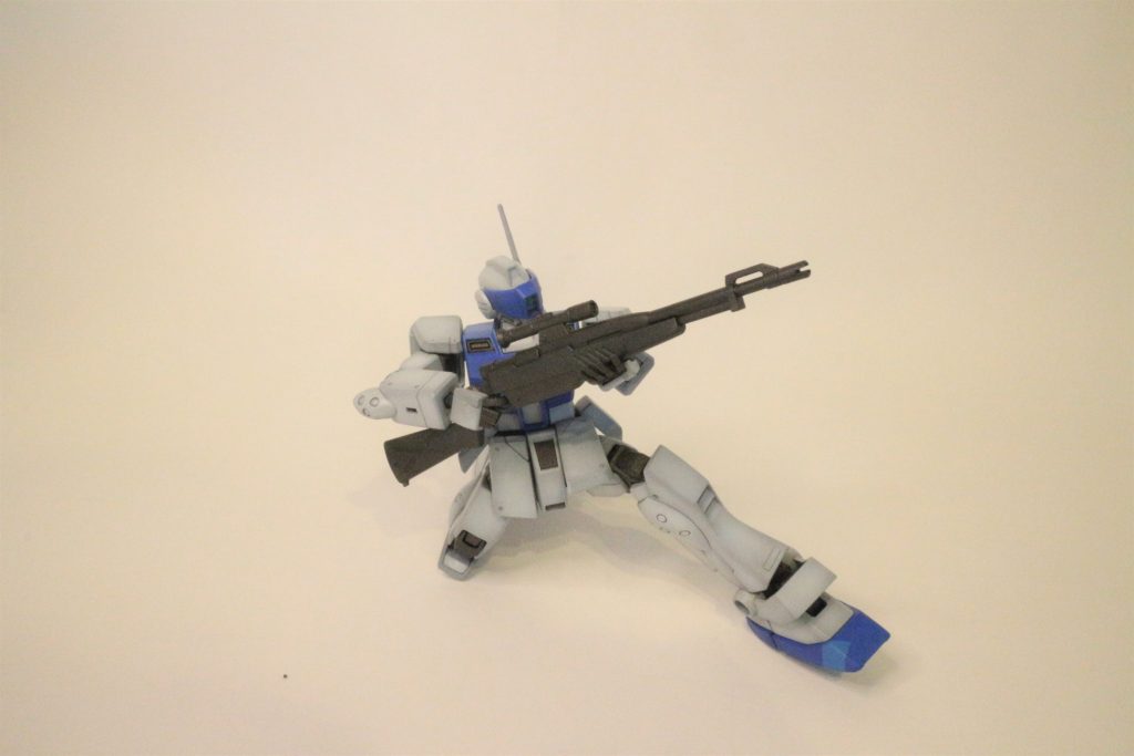 立膝が決まります。可動もバッチリ。初めてアクリジョンで塗ってみました。エアブラシがよく詰まるので苦戦しましたが、発色はいいと思いました。薄め液の配合がシビアな印象。