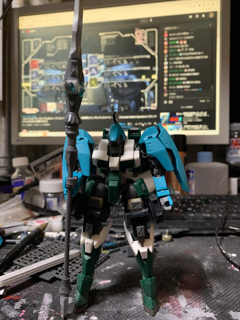 サフ前はこんな感じに。グレイズリッターの黒いブースターを取り付ける際に干渉してしまったので、向きを変え、隙間になってしまった箇所をエポパテで埋めた後ディティールアップパーツを使っています。