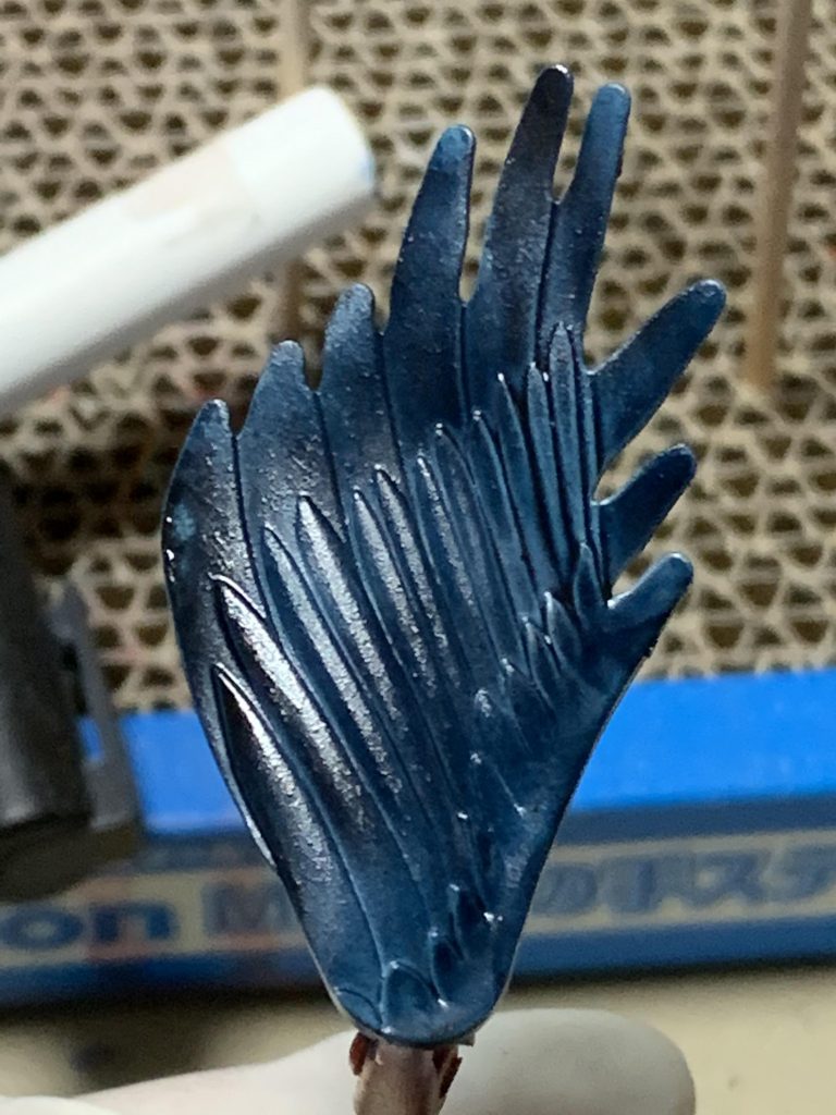 羽根の塗装はMrカラーの青と黒少なめ。うすめ液で調節しています。最初はすごく薄かったのですが、何回か重ね塗りをして紺色に