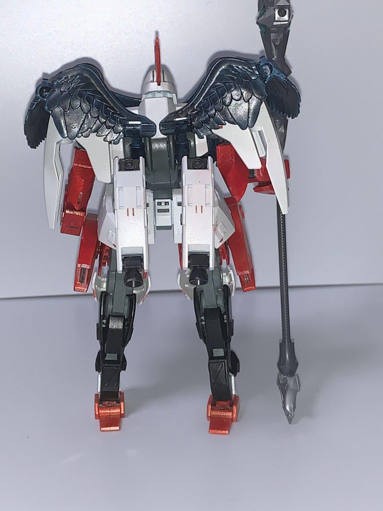 背中につけていたブースターは羽根をつけた関係でつけれなくなったため、スカートの後ろ部分に３ｍｍ穴をあけて取り付けました。