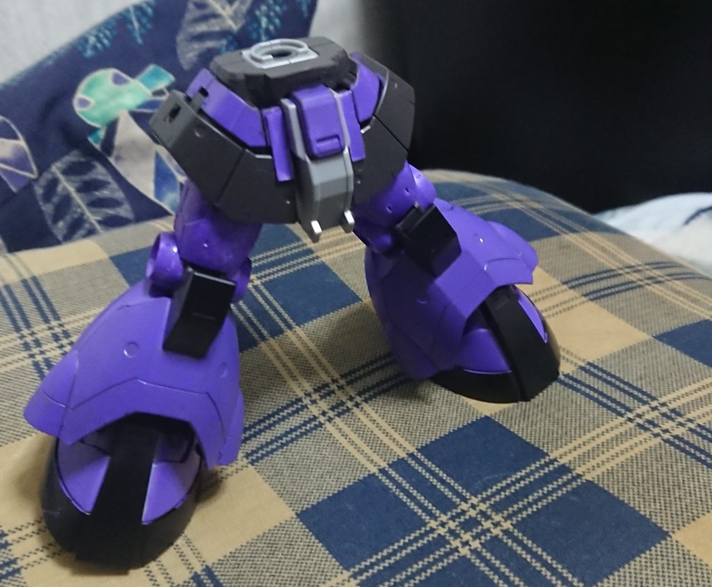 現在、新品で入手できるドムである試作実験機を改造。プラ板や30MMのパーツを使って、自分オリジナルのドムを製作しました。