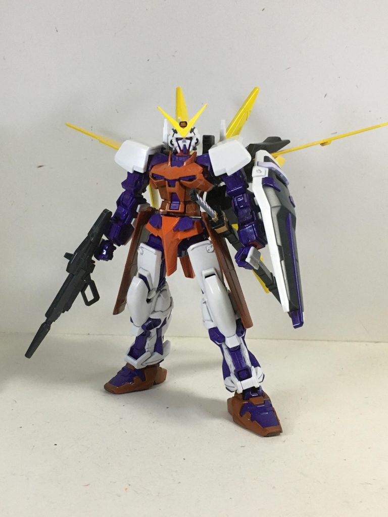 東方の綿月依姫専用機を作るために、刀を持つMSである、レッドフレームに出張ってもらいました。フレームも塗装したのでもう赤ではなくなりましたがねw一見何も改造を施してなさそうに見えますが、バックパックを改良しました。