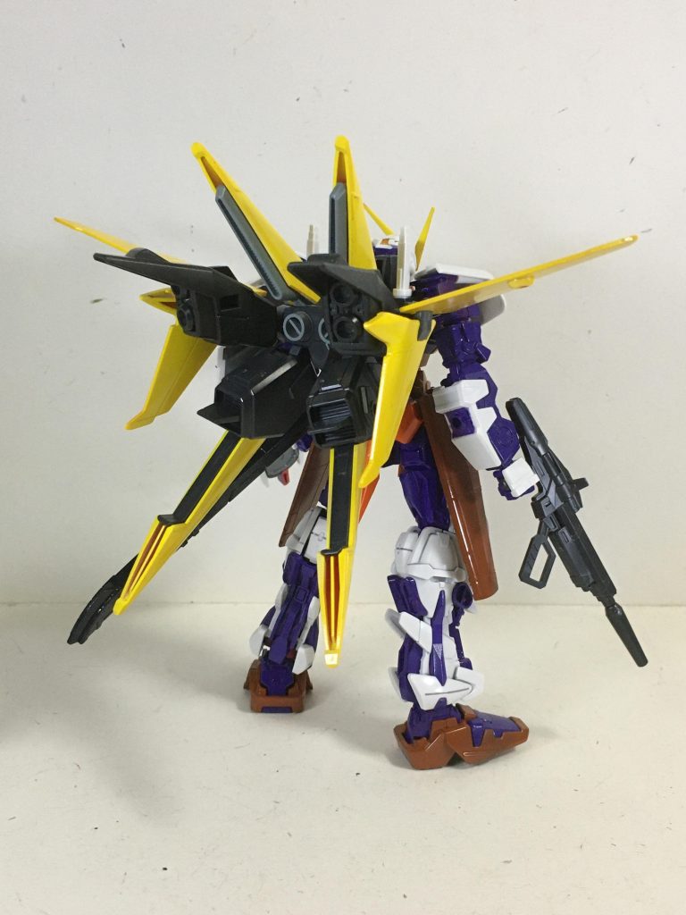 バックパックの両翼、こちらをHGバウのを使用しています。ただ付けただけではなく、向きを変えたり、邪魔なピンのカット、目立つ穴などといった部分のパテ盛りをしております。本来の両翼はかというと、サイドスカートに移植し、鞘を取り付けられるようにランナーを貼り付けたりしてます。また、本来ならランドセルが引き下がる機能を撤廃し、完全に換装式にしました。他にも、バックパックにはないサーベルラックを追加したりして、若干インパルスっぽくしました。