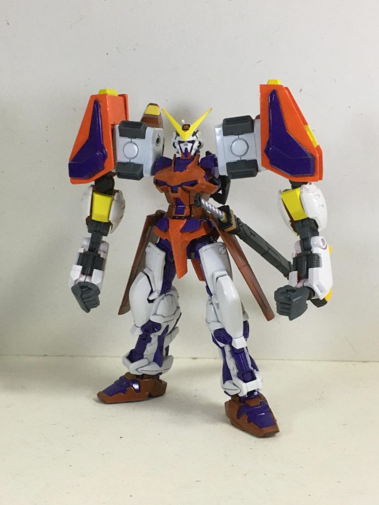 レッドフレームで改造するなら、追加装備でパワードレッドもどきを作ろうと思い、この様な姿になりました。余っていたジャンクパーツや、プラ板を切り出したりしてゴツい腕になりました。名前の「ヴァイタムーン」とは、バイタリティ（活力、元気）とムーン（月）の造語です。