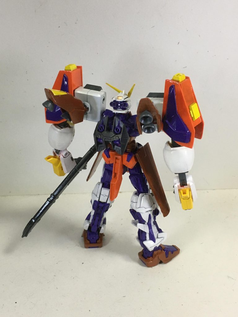 主に使用したのは・HG　バウ［肩、前腕］・HG　リバイブストライクフリーダム［ブースター］・HG　GM/GM［ブースター、肩］・HG　パワードジムカーディガン［二の腕］・HG　ノーネイムライフル［関節］・HG　鉄血系ガンダムフレーム［肩と二の腕をつなぐ関節］・ビルドハンズ［角］※［］内は写真に写っている部位を表しています。