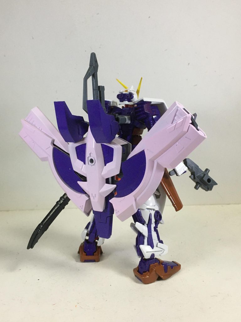 カラーレシピは紫部分はコバルトブルー、ソード部分は本体と被らぬよう、ピンクを混ぜたホワイトで塗装。