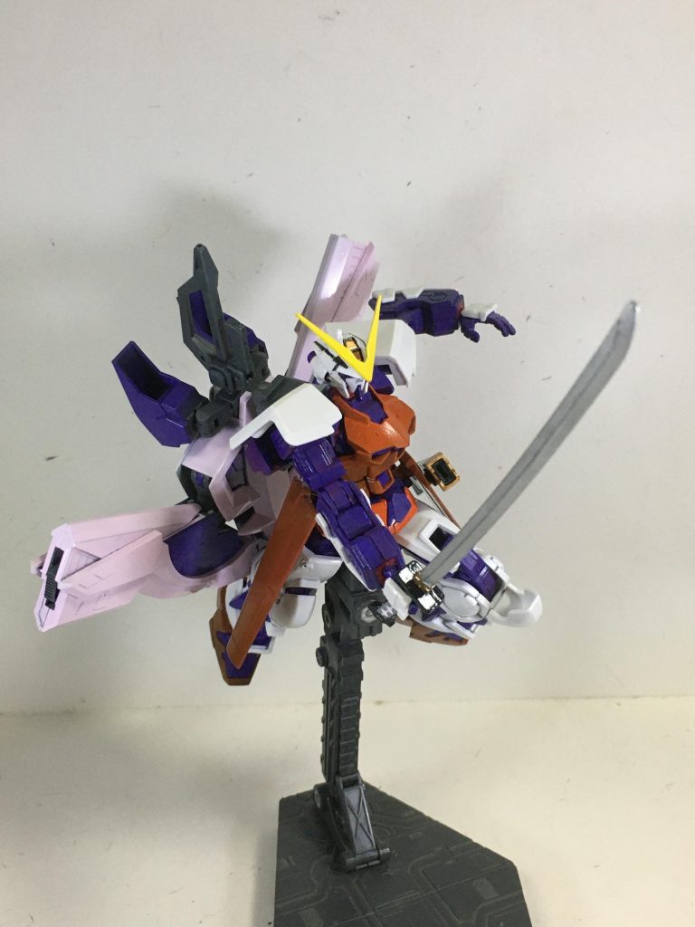 刀のポージングも特に解説なし。投稿3回目ですからねこの機体系。