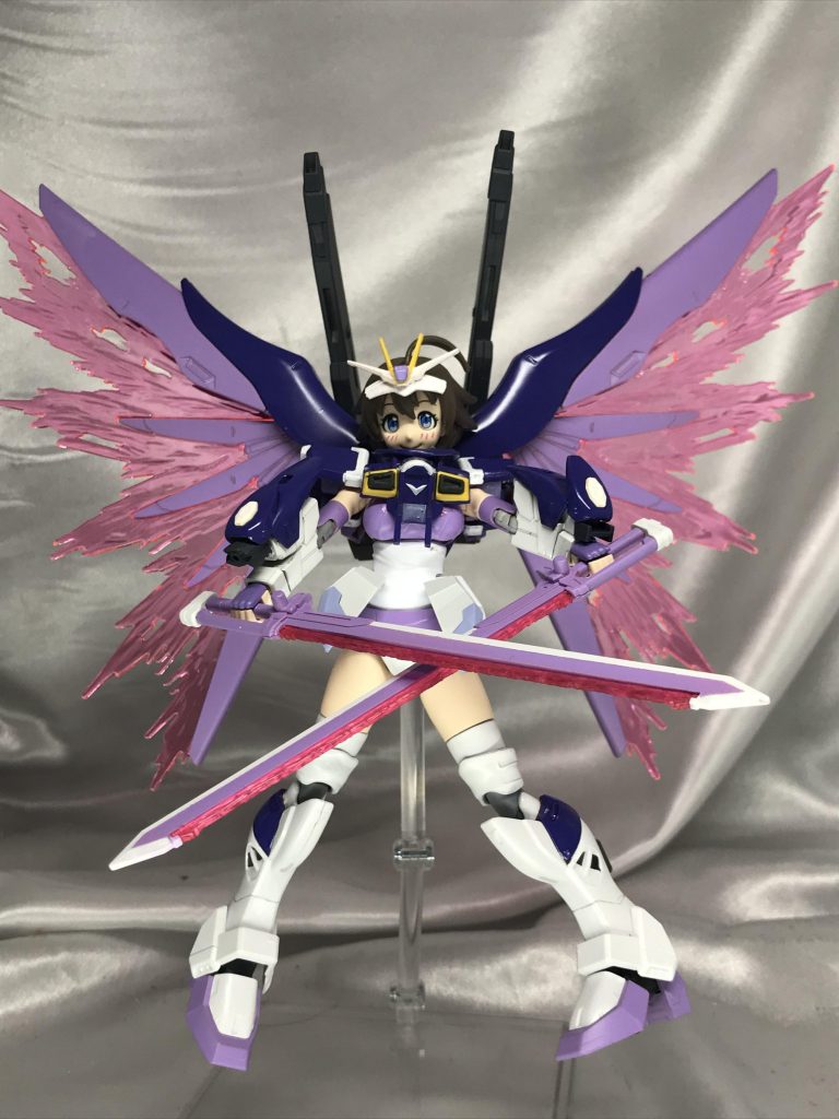 この派手さよ。光の翼を展開すると一気に印象が変わります。