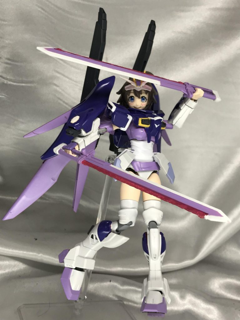 対艦刀は旧HGのソードインパルスから。かなり軽いので問題なく振り回せますが、連結すると一気に取り回しづらくなりますw