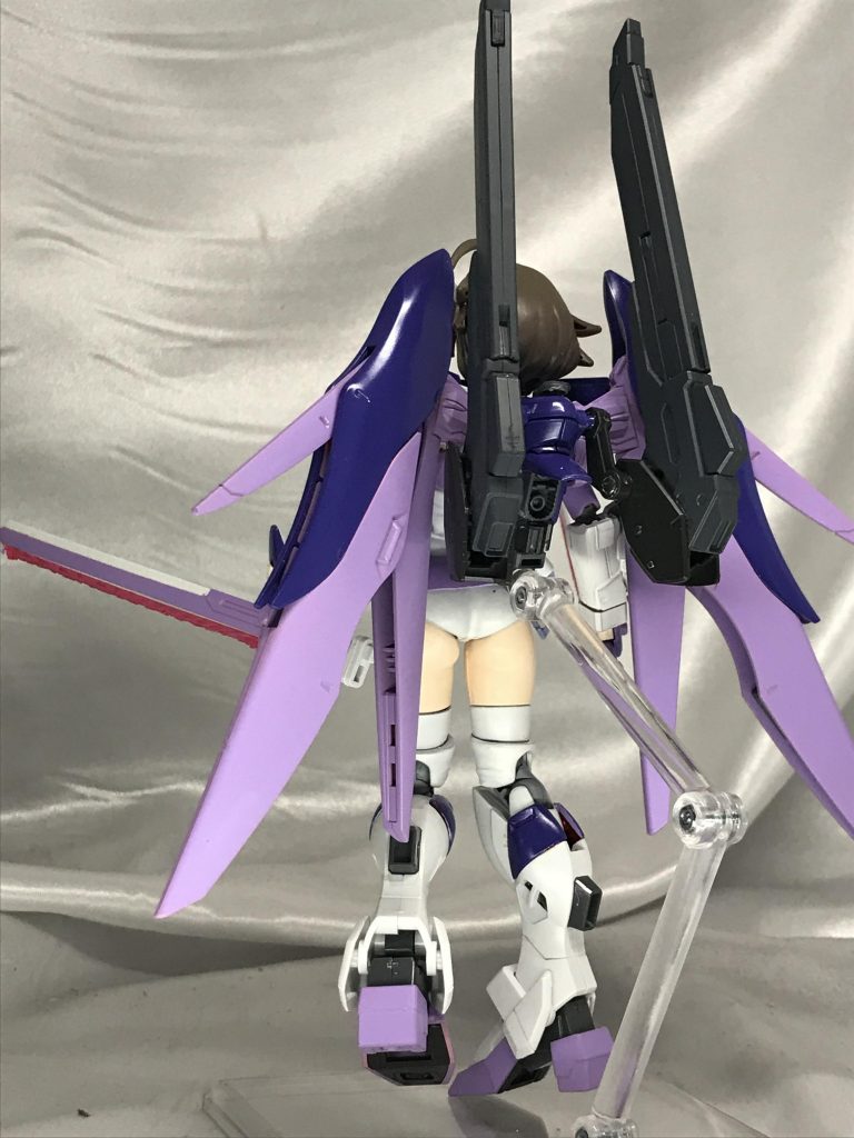 お尻がまぶしい後ろ。レールガン?はすーぱーふみなの背部ライフルを元にジャンクパーツで作りました。アームは多重に可動するので前方に構えられます。