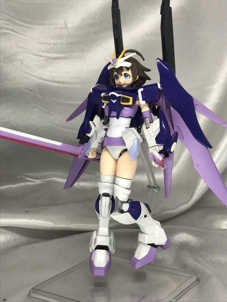 翼をたたむとこんな感じ。派手な翼もいいですが、この閉じた状態も結構好きです。上半身のボリュームが集まるんで、アヤメさんスカートは限界まで短くし、露出を上げました。太ももまぶしい。