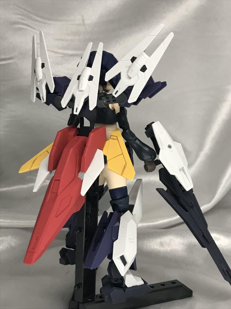 背面。やはりこの赤いシールドが目を引きますね、背中のセンサービットが広がっているのが美しいです(*゜ー゜)