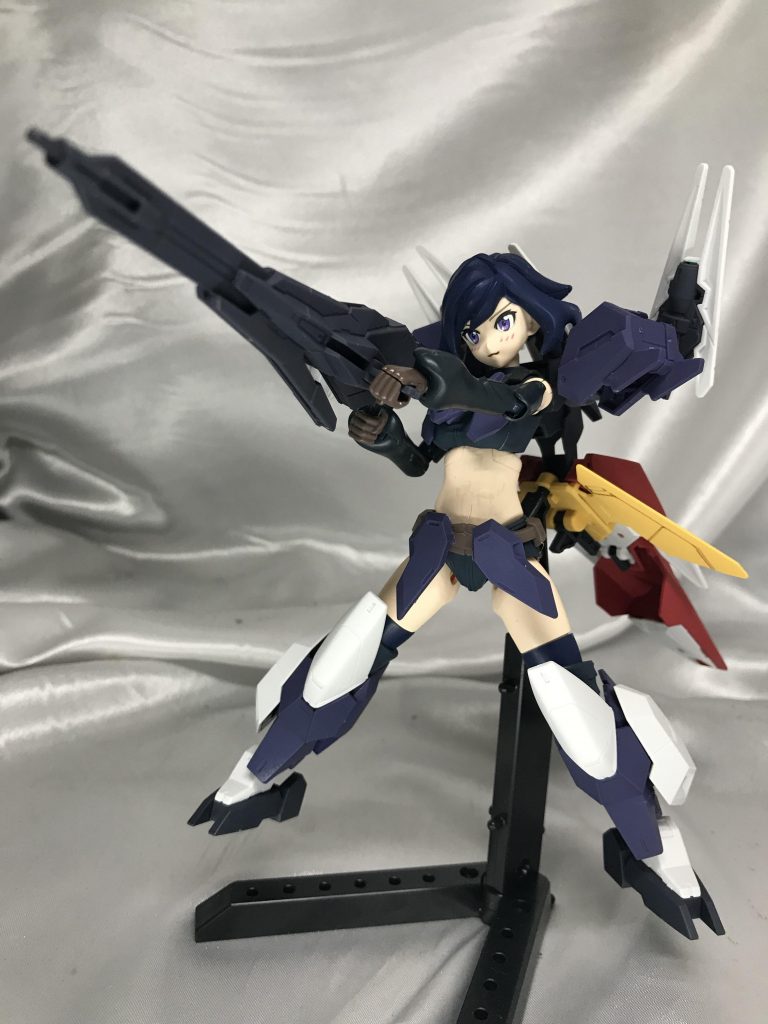 元ネタと同じく、やはりこの形態は長大なライフルがあってこそ。片手も両手もしっかり保持できます。肩アーマーが背部からアームでつながっているので、腕を自由に動かしても肩アーマーが動くことがなく、センサービットの広がりをそのまま維持できているのがお気に入りです。ユーラヴェンガンダムでは腕を上げるとズレてしまうため、お気に入りの改修です。