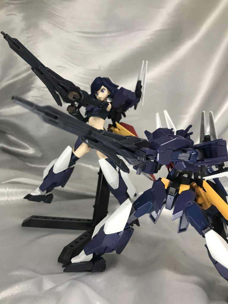 本家と。何でこのガンダム、ライフル構えるとこんなにかっこいいのか。しっかり両手で握れるのがいいですよね。