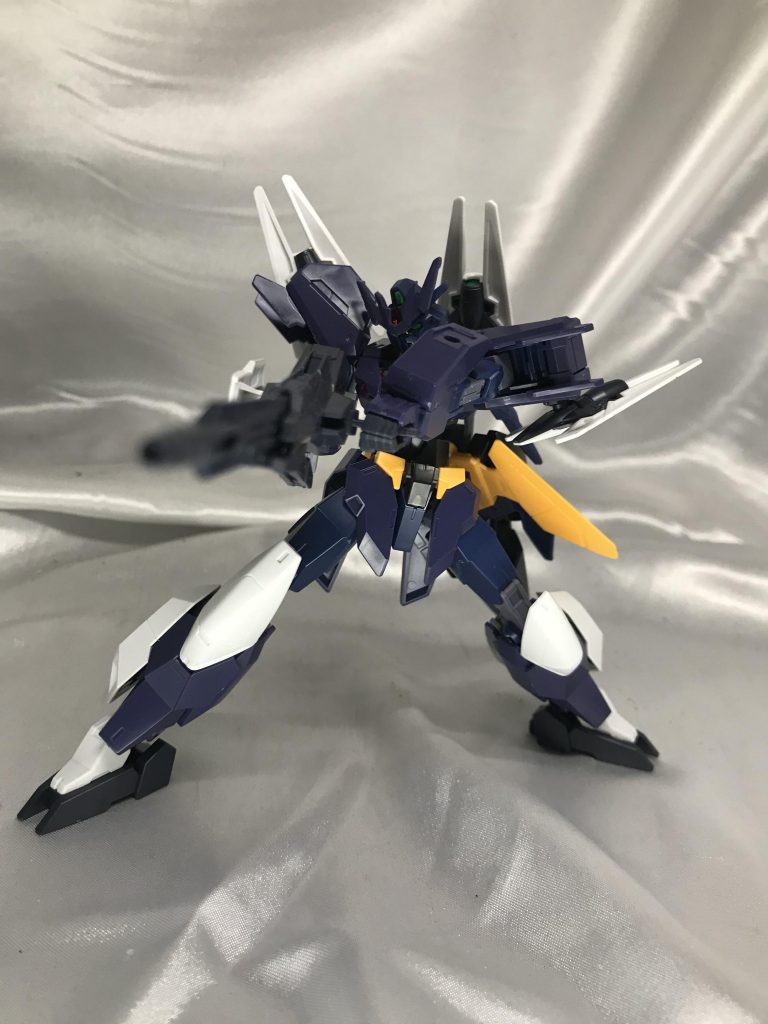 やはりこの機体は銃を構えてこそ。長大なライフルをしっかり両手で構えられるので、劇中の力の入ったポーズも取らせられます。個人的なことですが、腕を上げるとシールドビットの位置がずれ、綺麗に広がったシルエットが崩れてしまうのが少し気になりました。