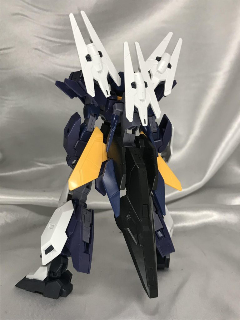 背部。通常だと赤い盾が目立つ背面ですが、黒で落ち着いた感じです。背中の三枚のセンサービットが広がっててカッコいいですね。バンシィノルンのアームドアーマーXCを思い出します。