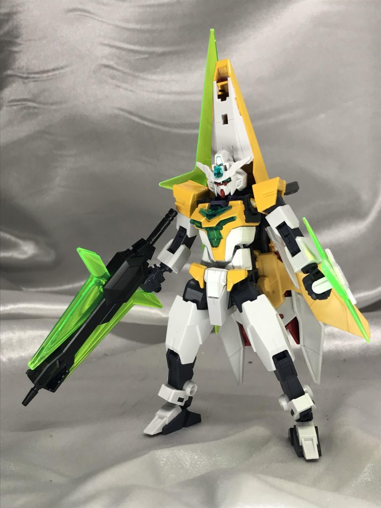 ウイニングコアガンダム。基本はコアガンダム2を使用し、肩のみ1を使用し、肩幅を狭くして小さい印象を強く出しました。カラーはウイニングガンダム寄り。シールドをイエローにしたのでかなり変わった印象になったと思います。